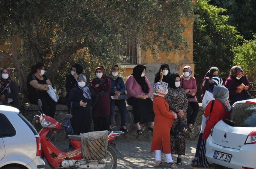 Öğrenciler sınıfta, aileleri bahçede ter döktü