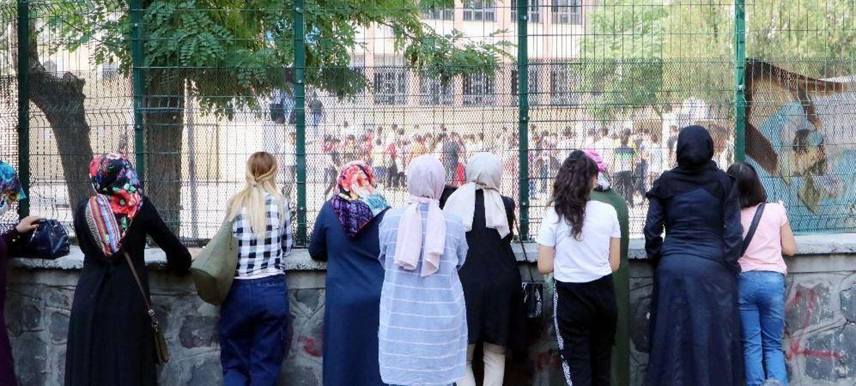 Öğrenciler sınıfta, aileleri bahçede ter döktü