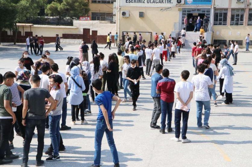 Öğrenciler sınıfta, aileleri bahçede ter döktü