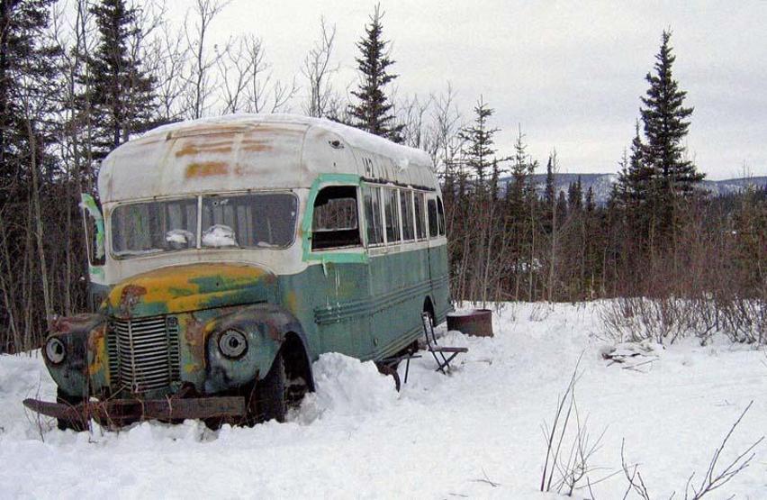 ‘Into the Wild’ filmine konu olan otobüs helikopterle kaldırıldı