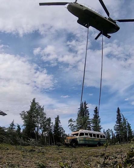 ‘Into the Wild’ filmine konu olan otobüs helikopterle kaldırıldı