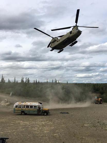 ‘Into the Wild’ filmine konu olan otobüs helikopterle kaldırıldı