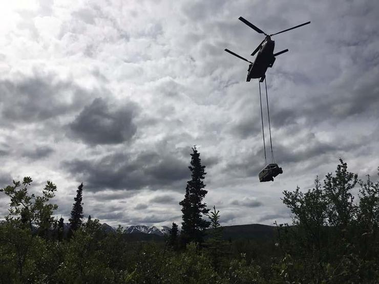 ‘Into the Wild’ filmine konu olan otobüs helikopterle kaldırıldı