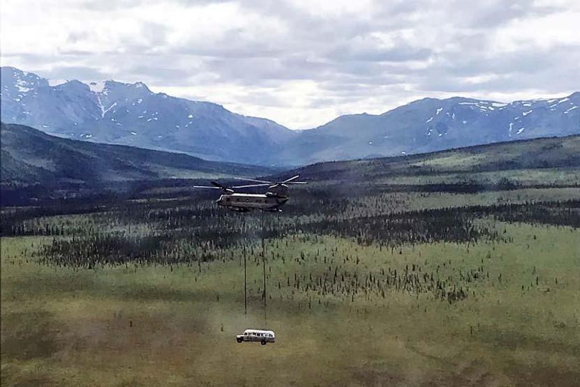 ‘Into the Wild’ filmine konu olan otobüs helikopterle kaldırıldı
