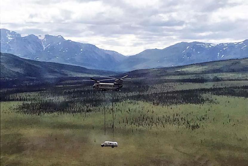 ‘Into the Wild’ filmine konu olan otobüs helikopterle kaldırıldı