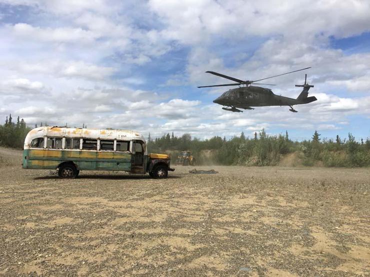 ‘Into the Wild’ filmine konu olan otobüs helikopterle kaldırıldı