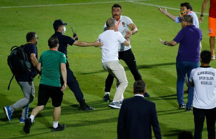 Ahmet Ağaoğlu sahaya indi, kavga çıktı