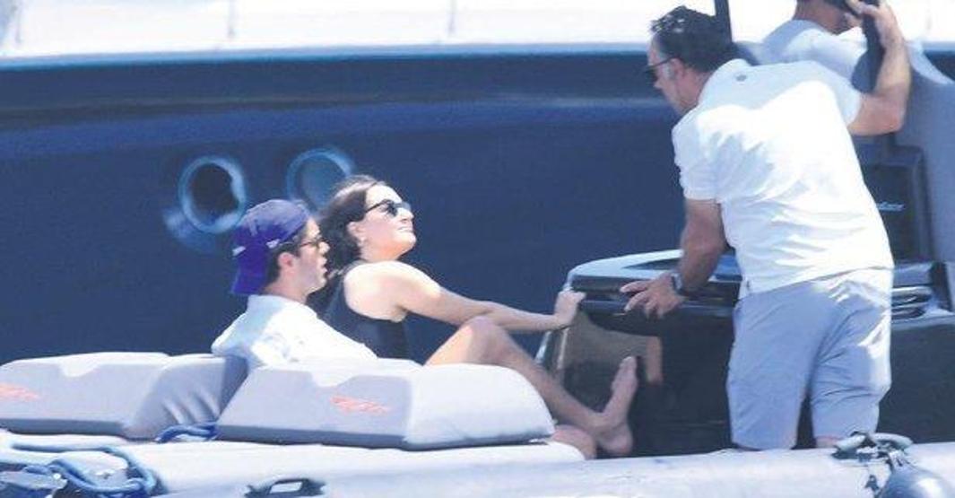 Gupse Özay ile Barış Arduç bu yıl Bodrum’da Gupse Özay’ın o hali gözlerden kaçmadı