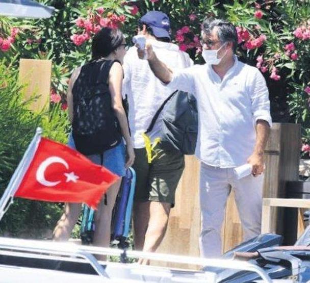 Gupse Özay ile Barış Arduç bu yıl Bodrum’da Gupse Özay’ın o hali gözlerden kaçmadı