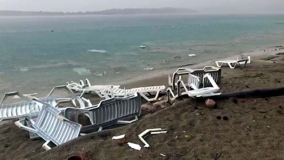 Son dakika haberleri: Marmariste plajda hortum; şezlonglar zarar gördü