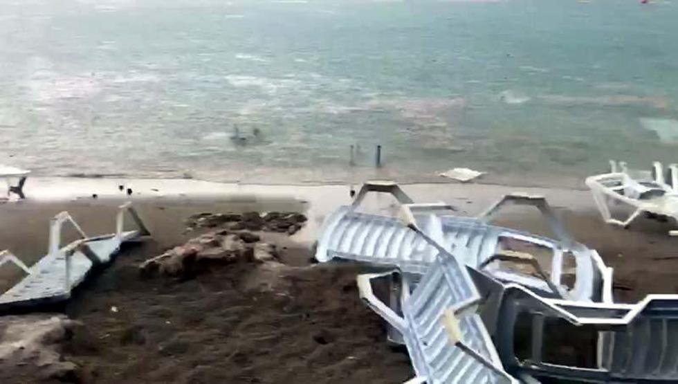 Son dakika haberleri: Marmariste plajda hortum; şezlonglar zarar gördü