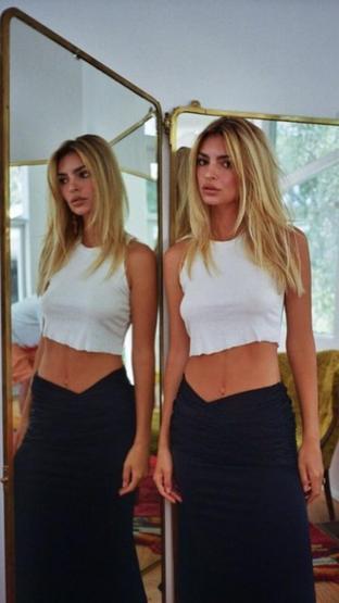 Emily Ratajkowski saçlarını sarıya boyattı