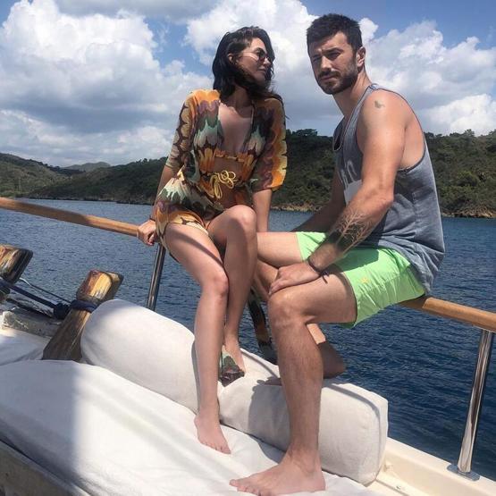 Manzaraya karşı poz verdiler