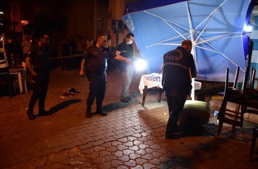 İzmirde eğlence mekanı önünde silahlı kavga: 2 yaralı