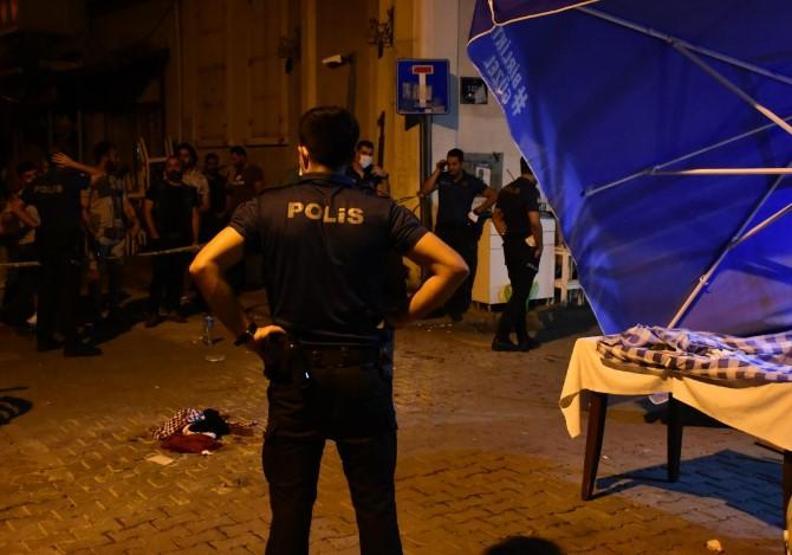 İzmirde eğlence mekanı önünde silahlı kavga: 2 yaralı