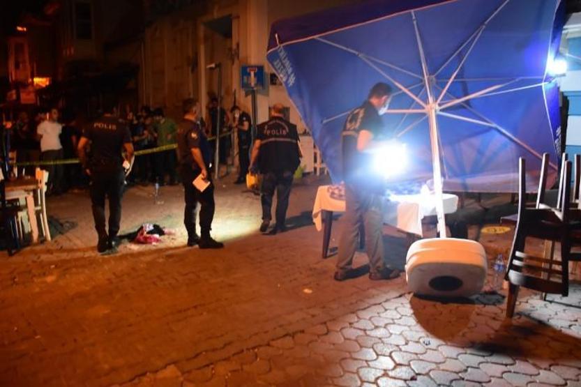 İzmirde eğlence mekanı önünde silahlı kavga: 2 yaralı