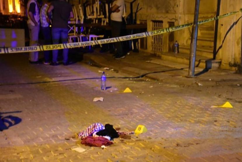 İzmirde eğlence mekanı önünde silahlı kavga: 2 yaralı