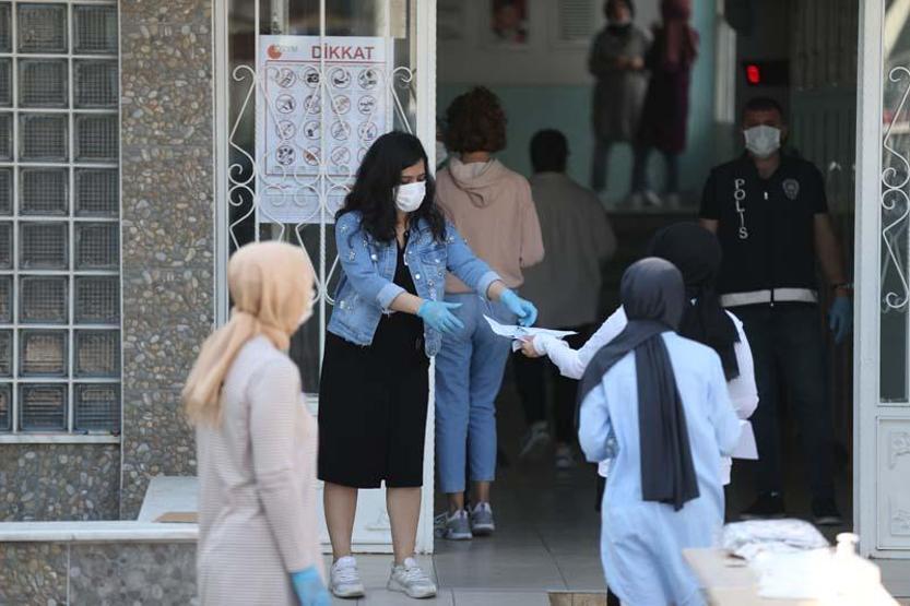 YKSde ikinci gün maratonu.. Türkiyeden sınav manzaraları
