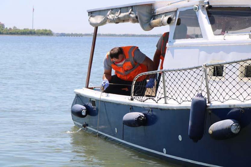 Çevre ve Şehircilik Bakanlığı ekipleri Küçükçekmece Gölünde inceleme yaptı