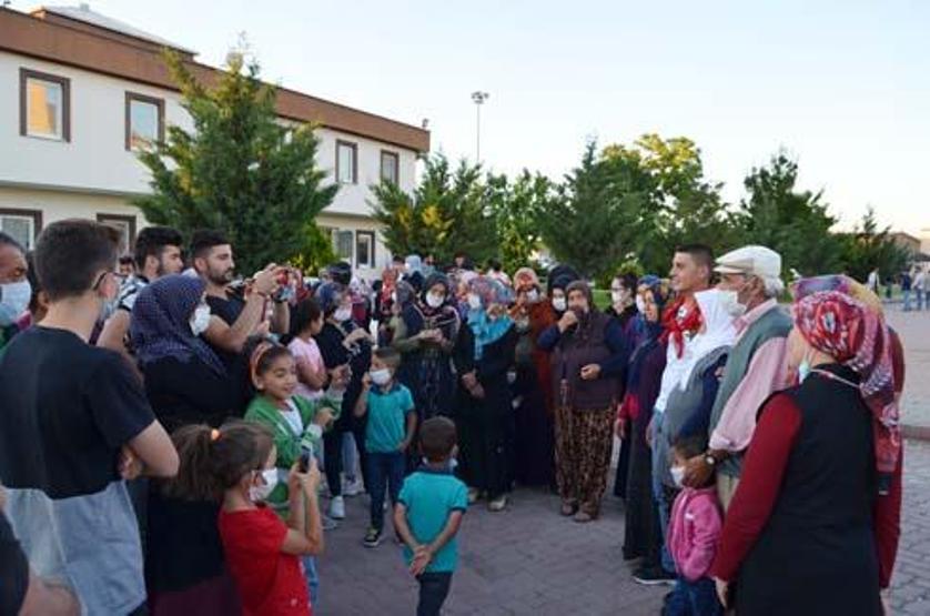 Asker uğurlamasında sosyal mesafe unutuldu