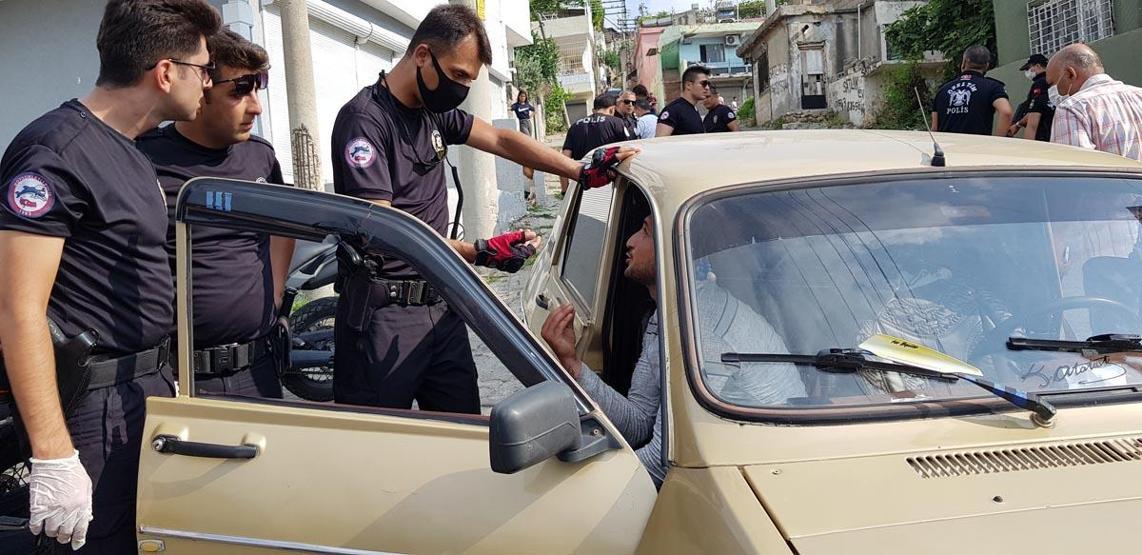 Engelli olduğunda ısrar eden dilenci, polisin iknası sonucu yürüdü
