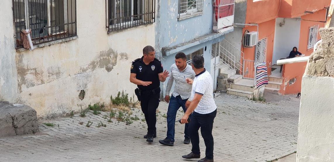 Engelli olduğunda ısrar eden dilenci, polisin iknası sonucu yürüdü