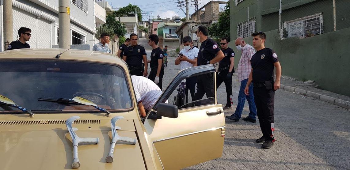Engelli olduğunda ısrar eden dilenci, polisin iknası sonucu yürüdü