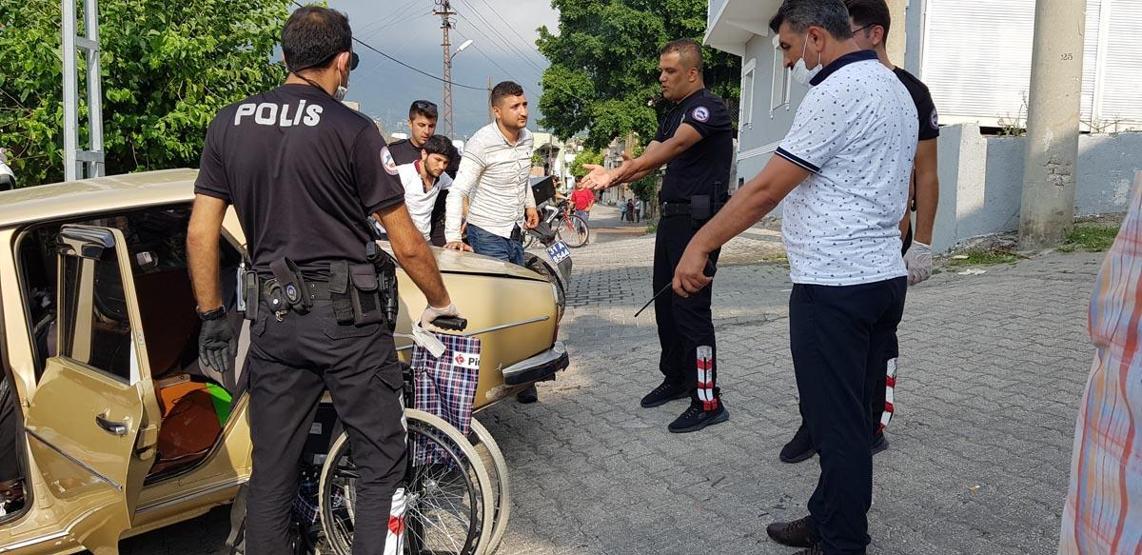 Engelli olduğunda ısrar eden dilenci, polisin iknası sonucu yürüdü
