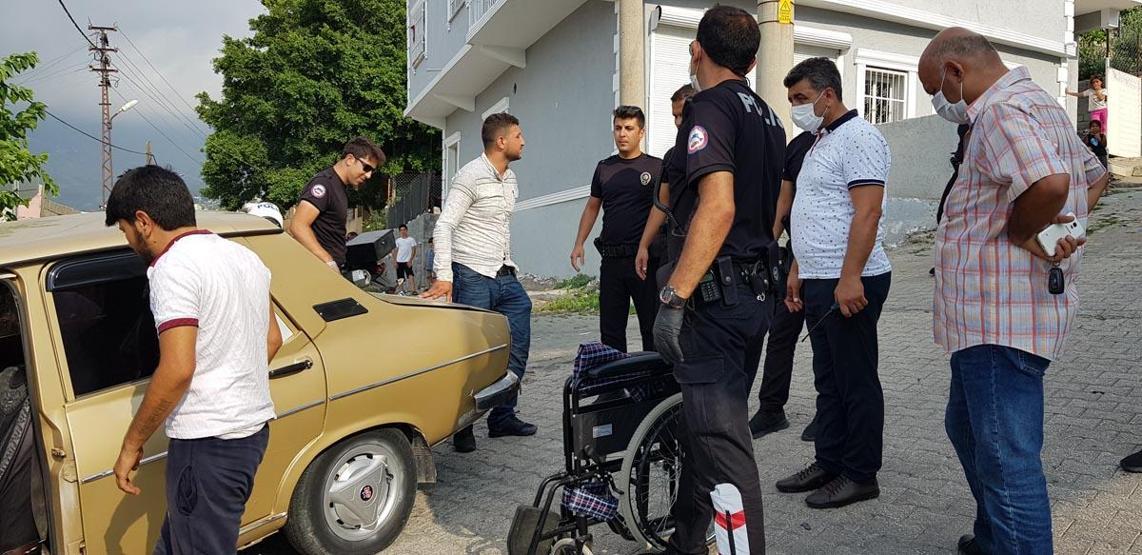 Engelli olduğunda ısrar eden dilenci, polisin iknası sonucu yürüdü