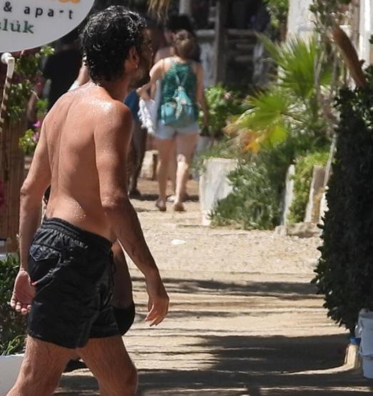 Mehmet Ali Nuroğlu halk plajında denize girdi