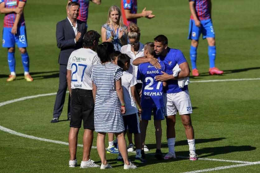Milan Baros gözyaşlarıyla veda etti