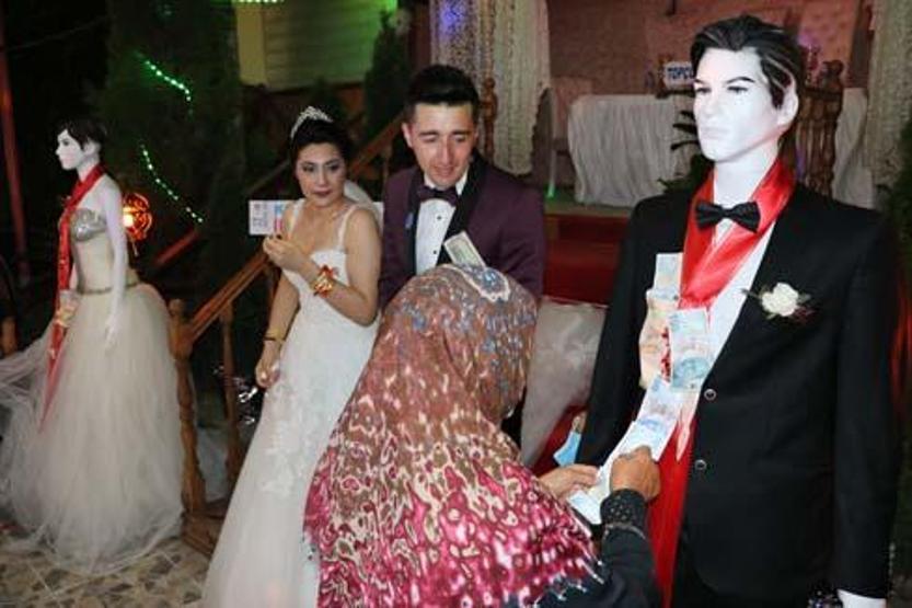 Düğünden ilginç görüntüler Takılar cansız mankenlere takıldı