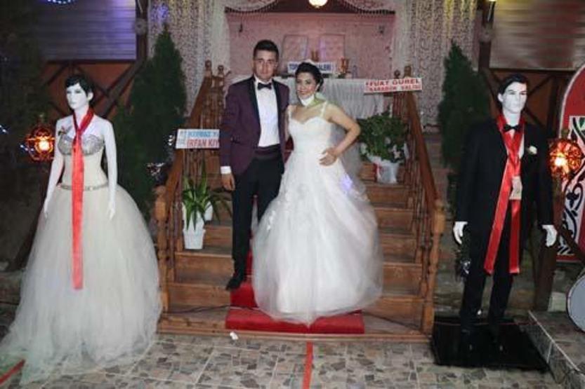 Düğünden ilginç görüntüler Takılar cansız mankenlere takıldı