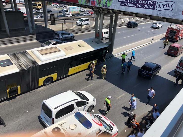 Son dakika... İstanbulda feci kaza Trafik kilitlendi...