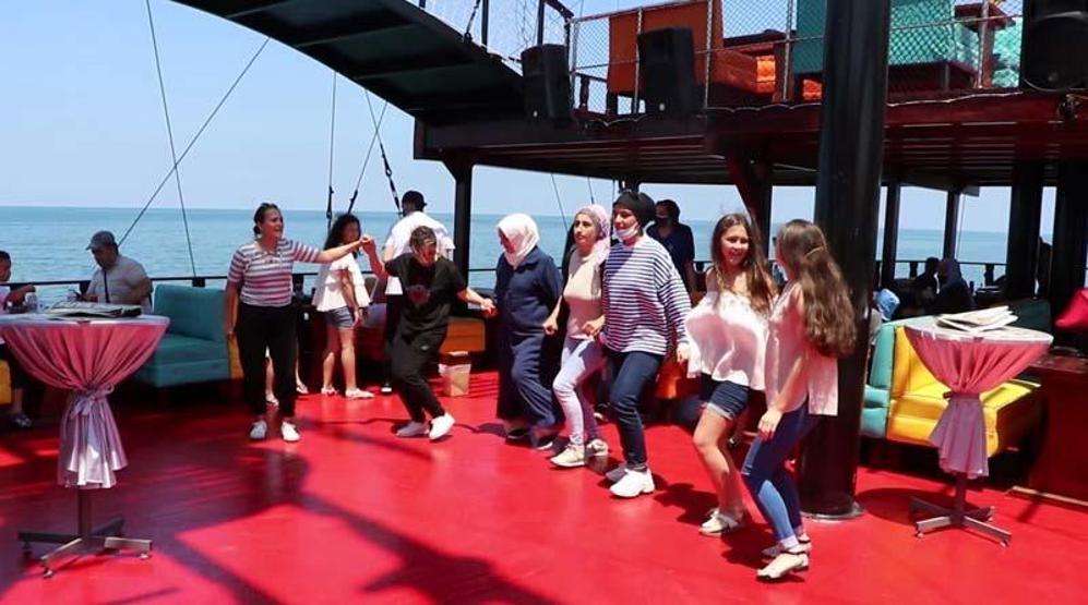 Son dakika... Gezi teknesinde sosyal mesafesiz horon