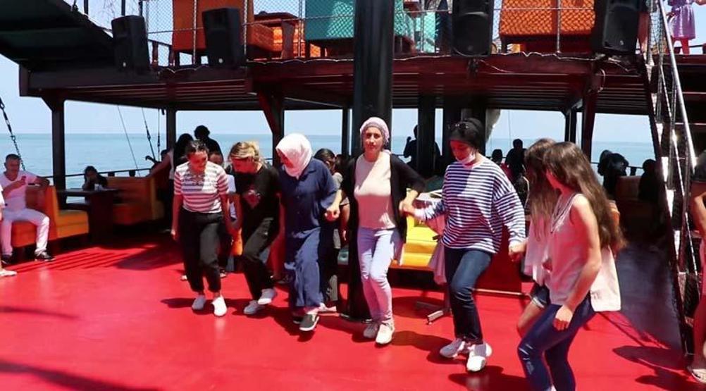 Son dakika... Gezi teknesinde sosyal mesafesiz horon