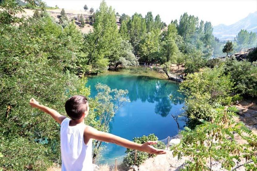 Sıcaktan bunalan oraya koşuyor