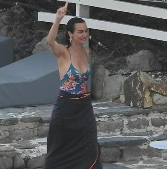 Birce Akalay kameraları görünce hemen havluya sarıldı