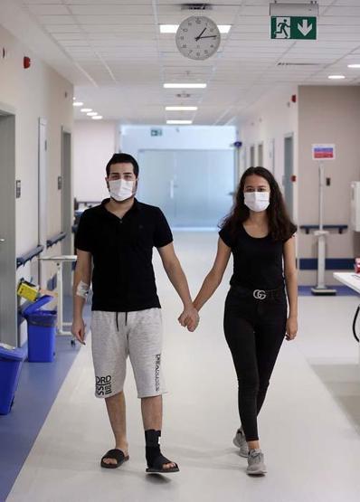 Yüzünün yarısı alınan hastaya bacağından yeni yüz yapıldı