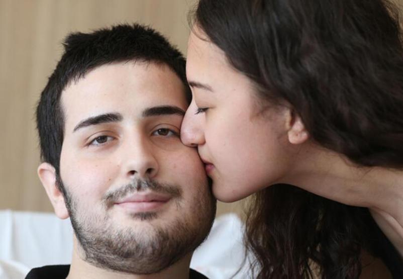 Yüzünün yarısı alınan hastaya bacağından yeni yüz yapıldı