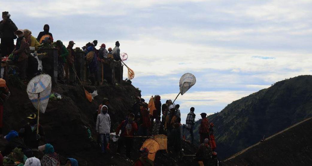 Hindu kabilesi festival için dağa tırmandı