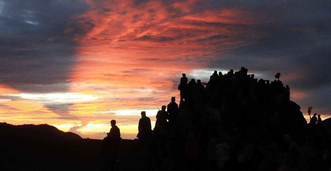 Hindu kabilesi festival için dağa tırmandı