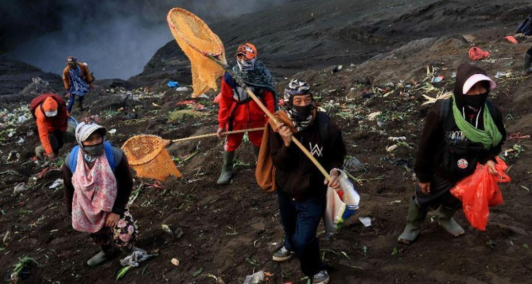 Hindu kabilesi festival için dağa tırmandı