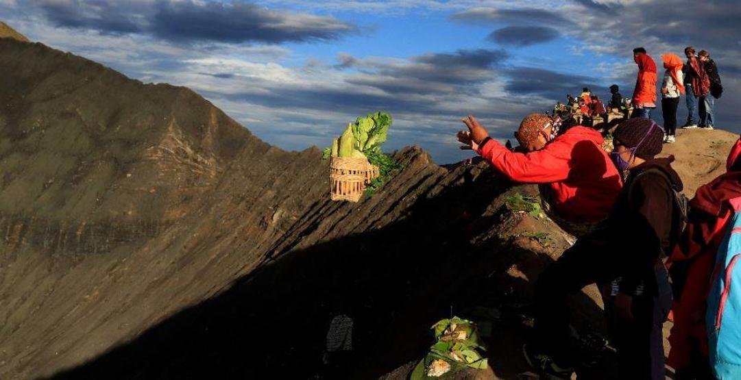 Hindu kabilesi festival için dağa tırmandı