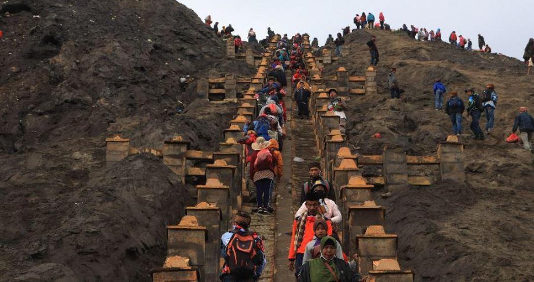 Hindu kabilesi festival için dağa tırmandı