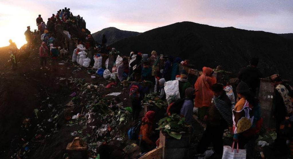 Hindu kabilesi festival için dağa tırmandı