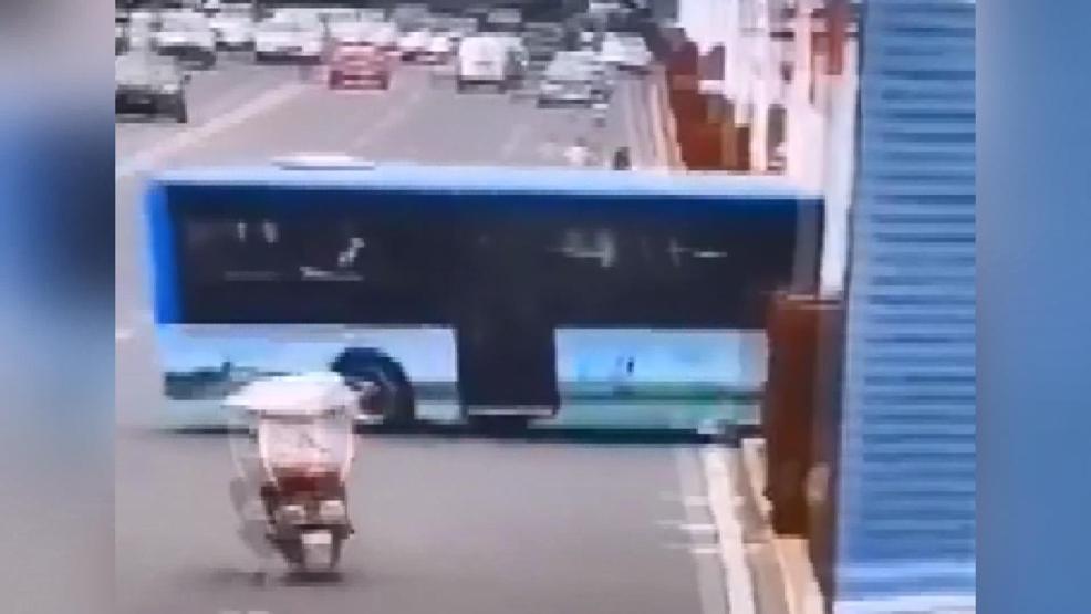 Çinde facia Öğrenci taşıyan otobüs su kanalına uçtu: 21 ölü, 15 yaralı