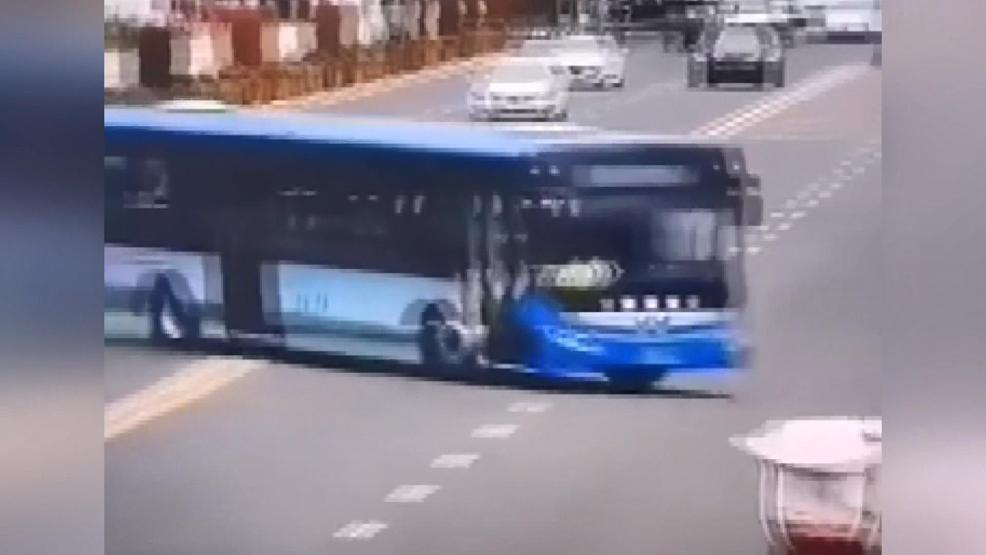 Çinde facia Öğrenci taşıyan otobüs su kanalına uçtu: 21 ölü, 15 yaralı