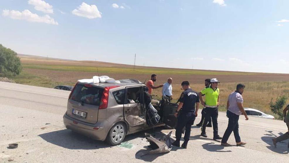 Son dakika... Konyada feci kaza Otomobil ile biçerdöver çarpıştı...