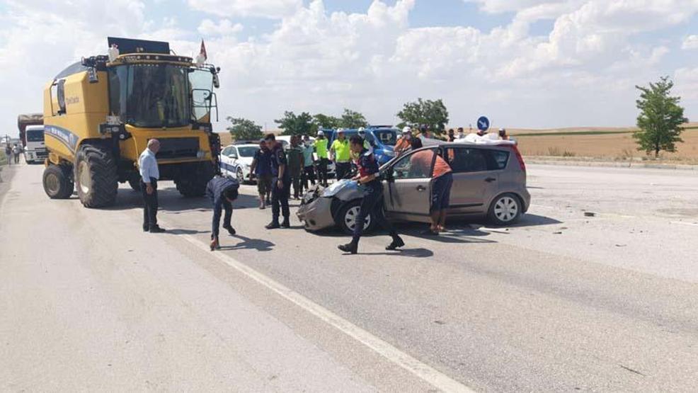 Son dakika... Konyada feci kaza Otomobil ile biçerdöver çarpıştı...